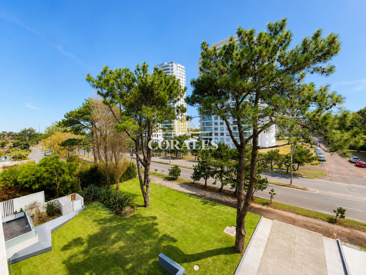 Moderno Apartamento de 2 Dormitorios sobre Roosevelt, a pasos de Playa Brava, en Alquiler Anual