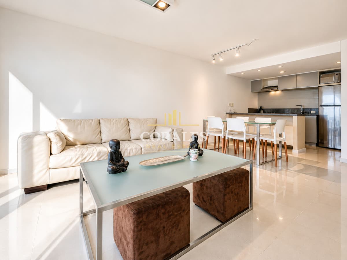 Moderno Apartamento de 2 Dormitorios sobre Roosevelt, a pasos de Playa Brava, en Alquiler Anual
