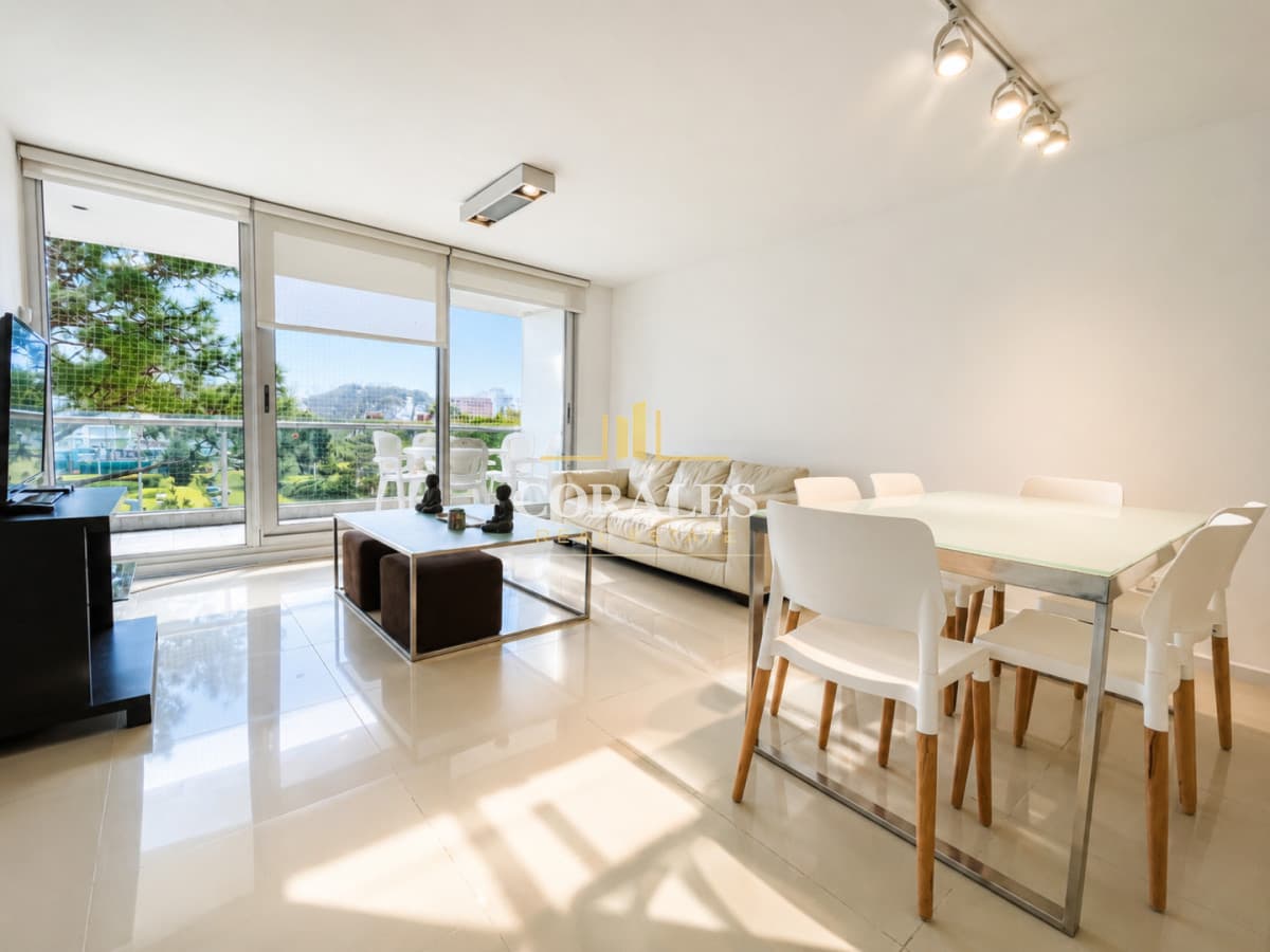 Moderno Apartamento de 2 Dormitorios sobre Roosevelt, a pasos de Playa Brava, en Alquiler Anual