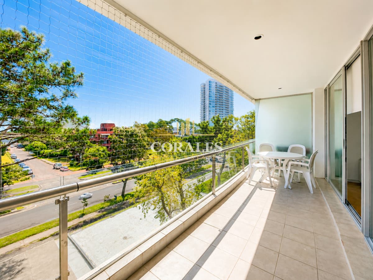 Moderno Apartamento de 2 Dormitorios sobre Roosevelt, a pasos de Playa Brava, en Alquiler Anual