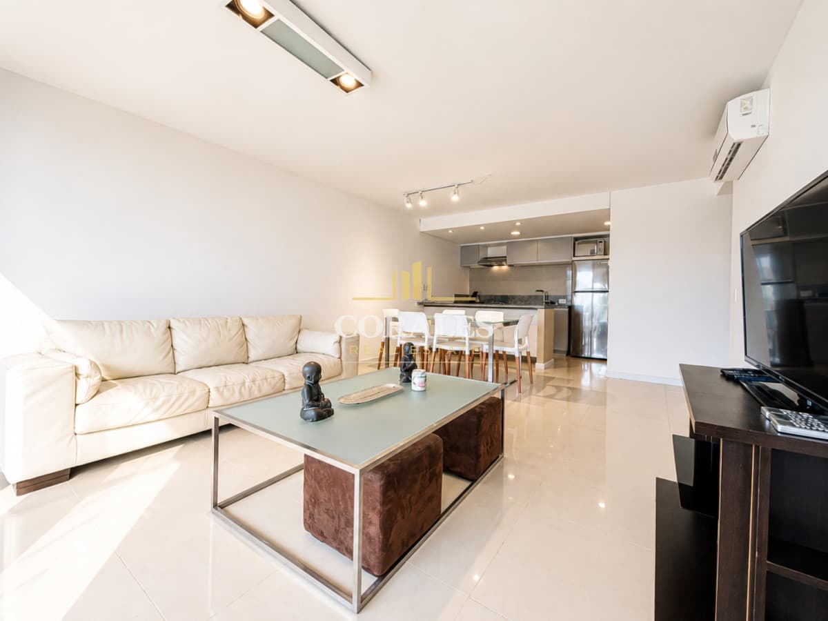 Moderno Apartamento de 2 Dormitorios sobre Roosevelt, a pasos de Playa Brava, en Alquiler Anual