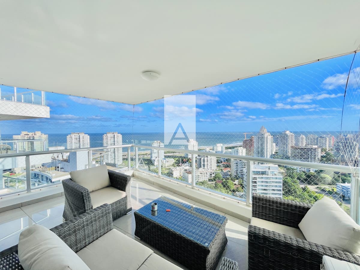 Venta de Exclusivo Pent-house de 3 Dormitorios con Vistas panorámicas a Playa Brava, Punta del Este