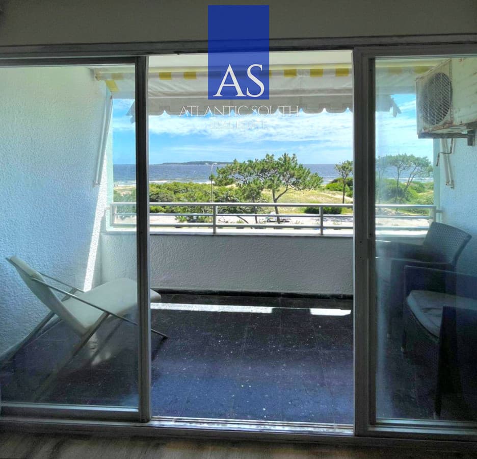 Loft monoambiente reciclado frente al mar con terraza y cochera Playa Mansa Punta del Este