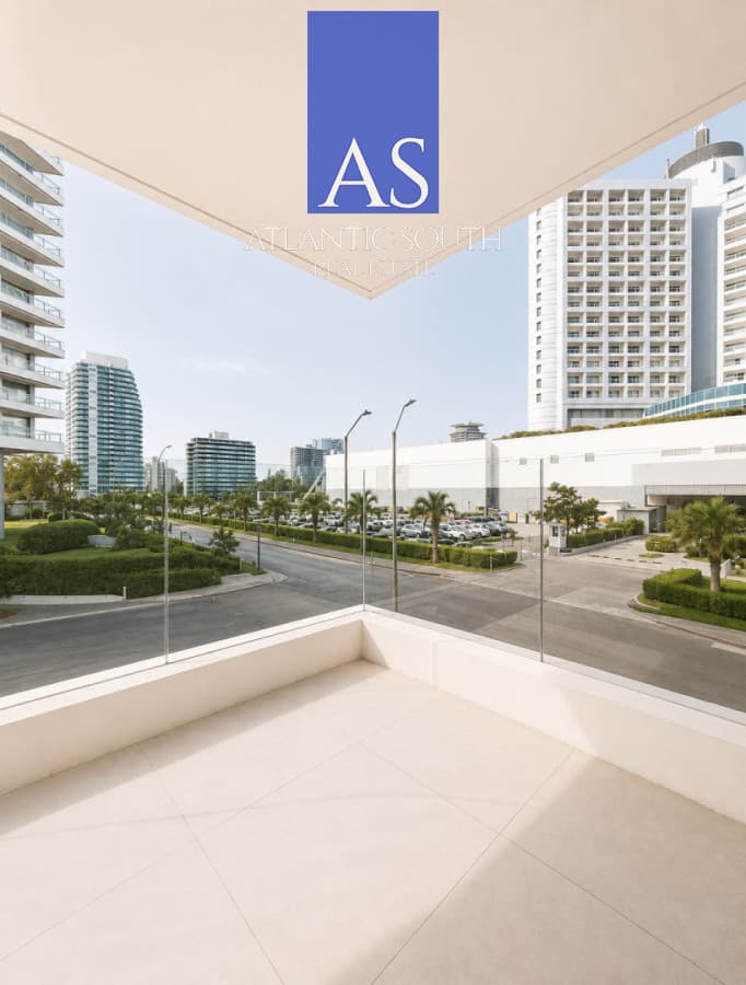 Apartamento moderno esquinero frente al Conrad 2 dormitorios garage vista parcial al mar Playa Mansa Punta del Este