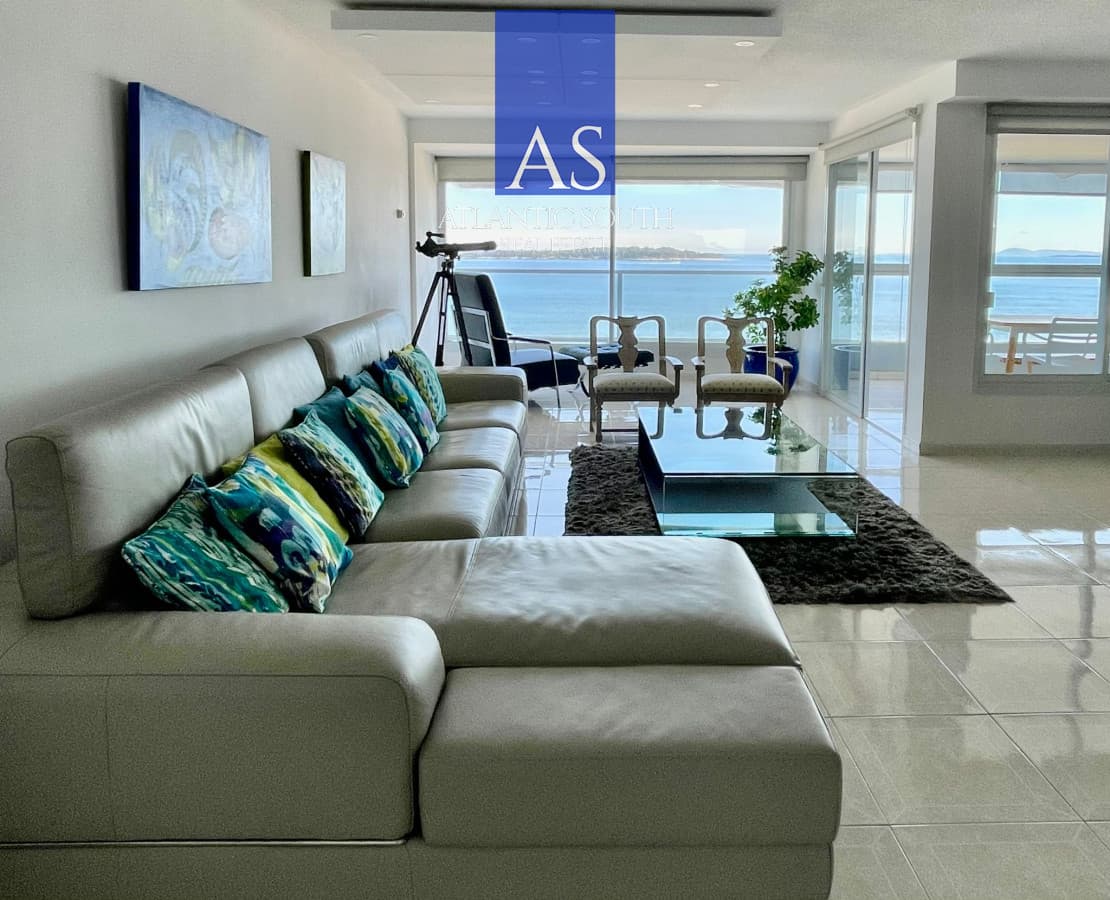 Apartamento de 4 dormitorios con parrillero en primera linea Playa Mansa