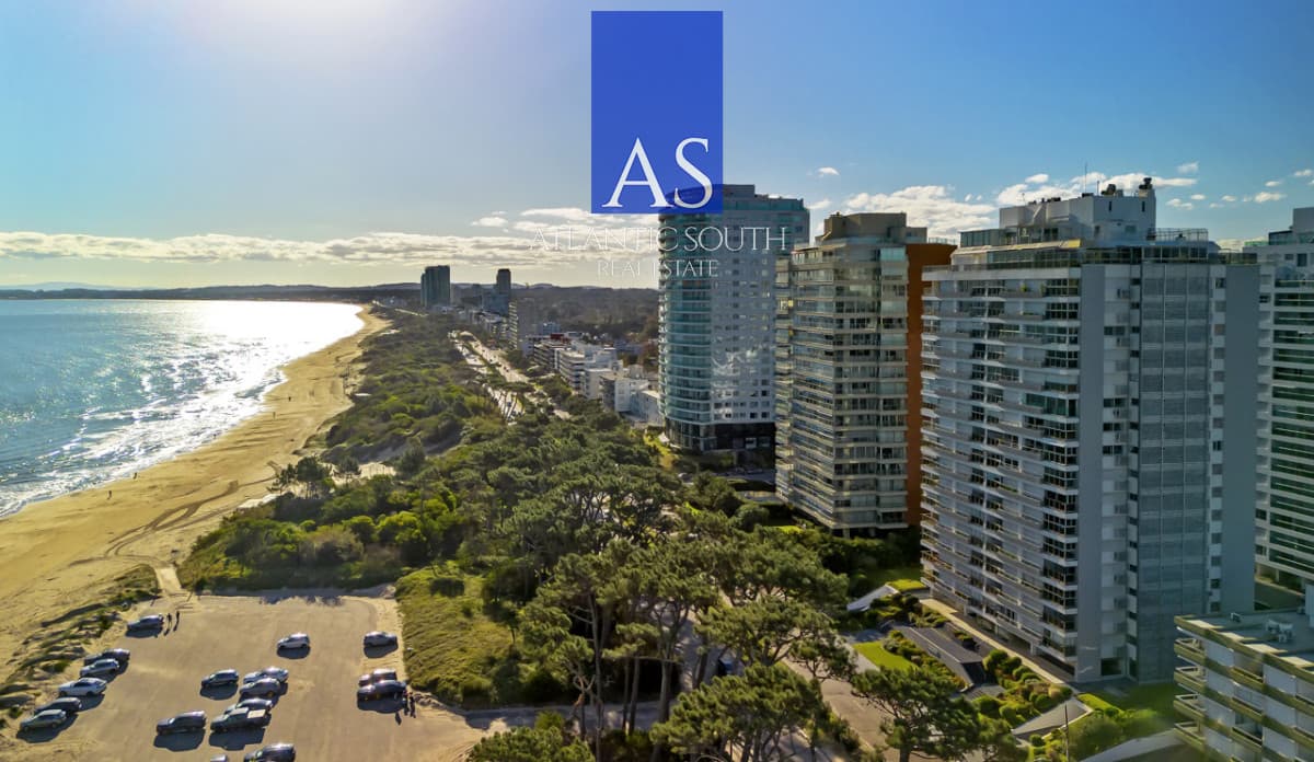 Planta de categoría 3 dormitorios + dependencia parrillero propio frente al mar Punta del Este