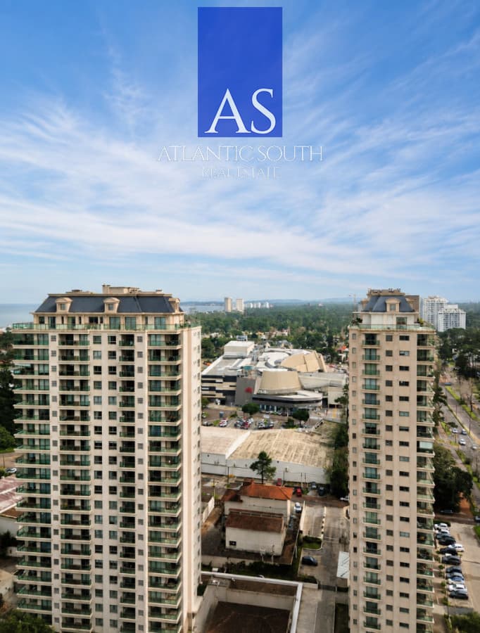 Apartamento mdoerno 2 dormitorios piso alto garage servicios bajos gastos Punta del Este