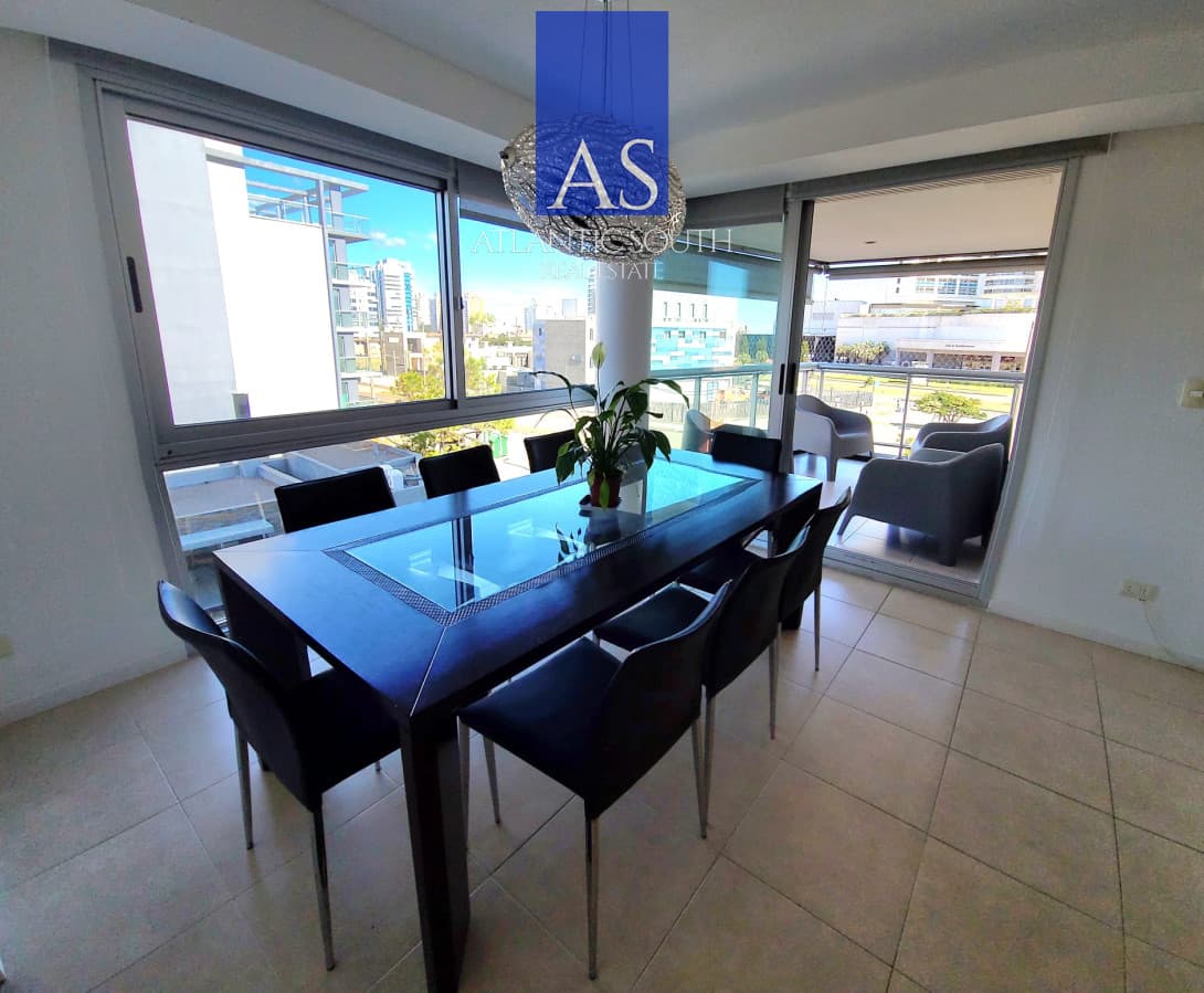 Apartamento de 3 dormitorios 2 baños cochera en Playa Mansa