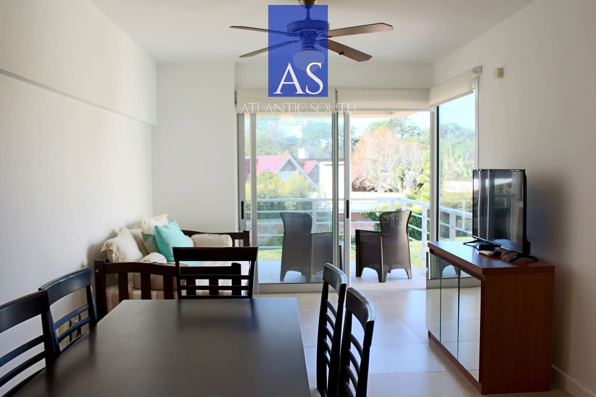 Apartamento moderno 1 dormitorio con parrillero propio terraza garage Playa Mansa a metros del mar Punta del Este