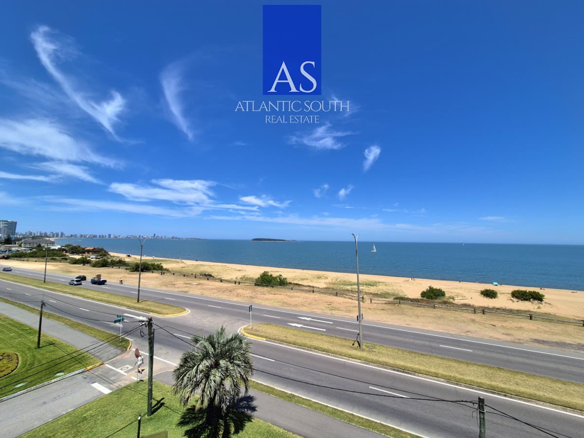 Penthouse apartamento 2 dormitorios frente al mar con azotea de uso exclusivo garage primera línea Playa Mansa Pinares Punta del Este