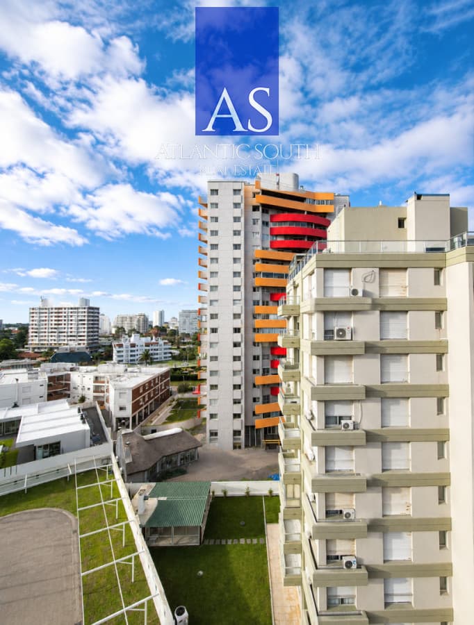 Moderno apartamento de 2 dormitorios en Torre con todos los servicios, a pasos del mar y delos principales atractivos de Punta del Este.Alquiler anual