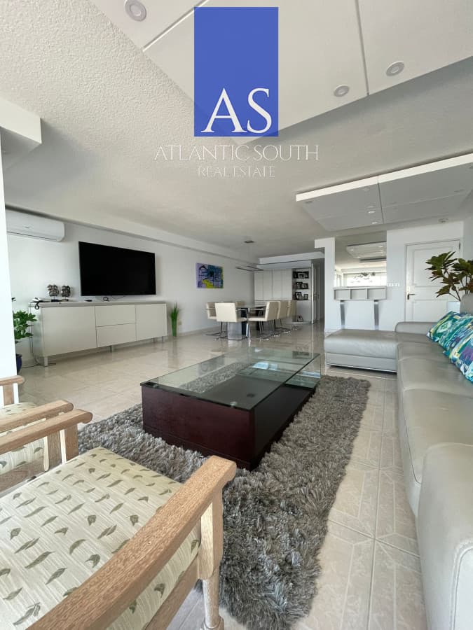 Apartamento de 4 dormitorios con parrillero en primera linea Playa Mansa