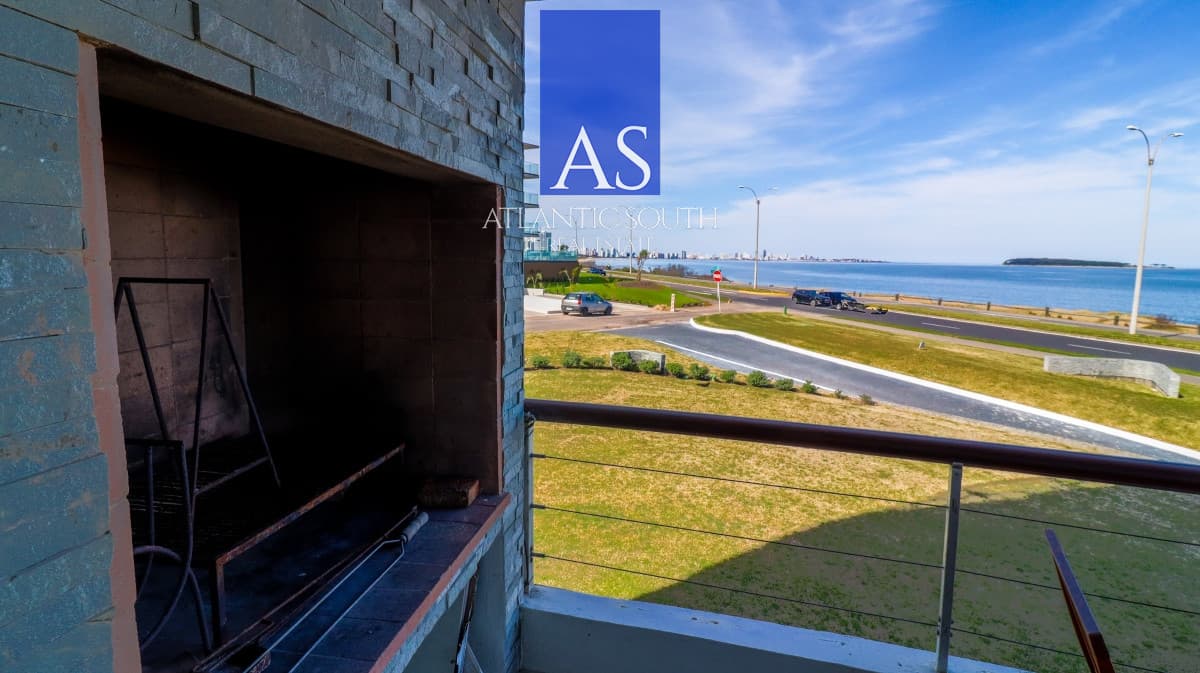 Apartamento moderno de categoría 3 dormitorios+dependencia completa en primera linea al mar en Playa Mansa Pinares Punta del Este