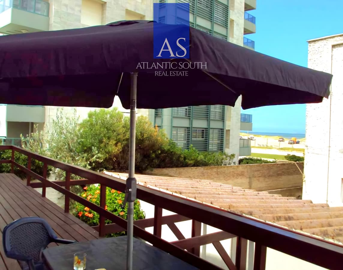 Apartamento de 3 dormitorios estufa a leña y parrillero propio próximo al mar Playa Brava