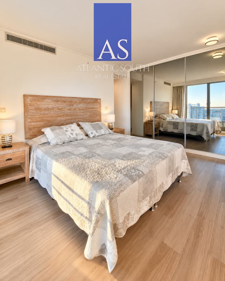 Penthouse de 3 dormitorios con vista directa al mar en Playa Mansa, Punta del Este