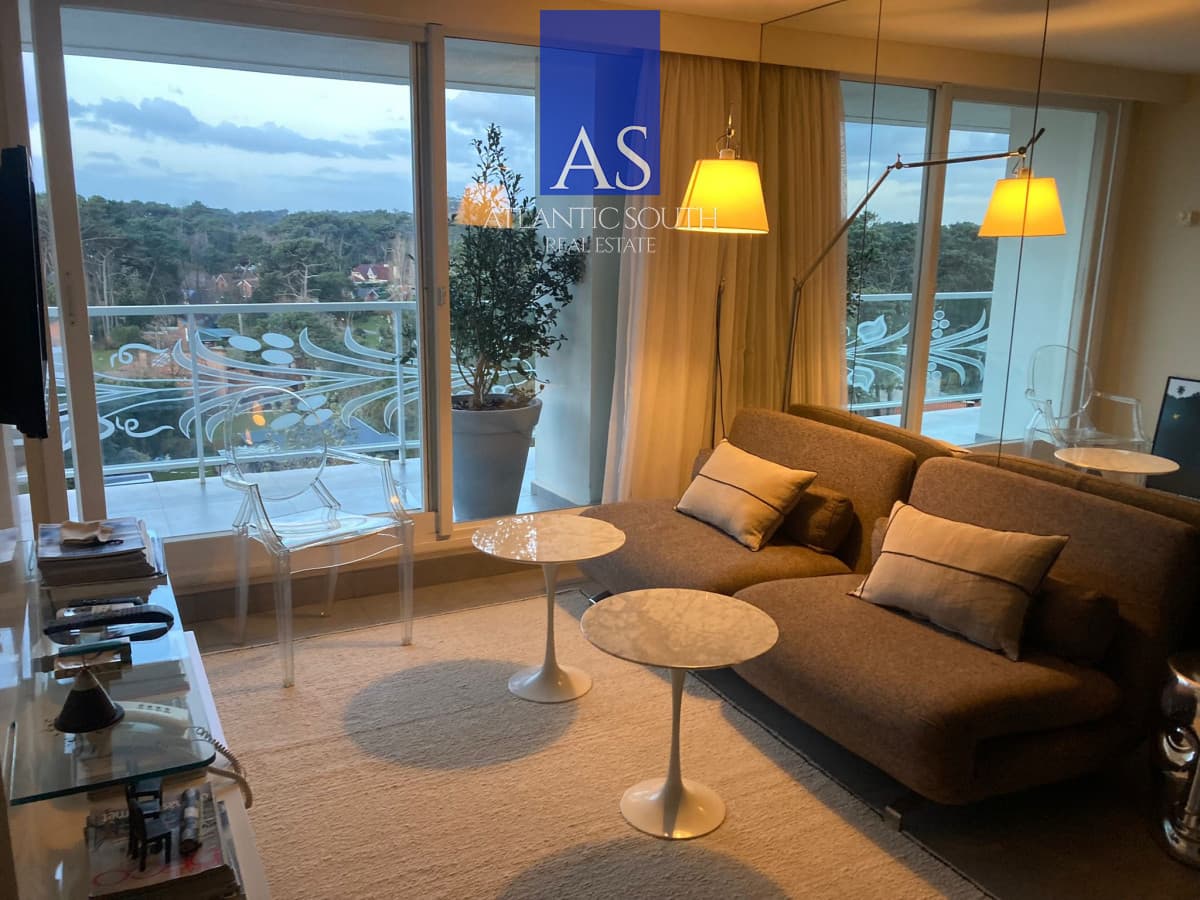 Apartamento en torre reconocida piso alto 2 dormitorios luminoso y moderno excelentes servicios Punta del Este