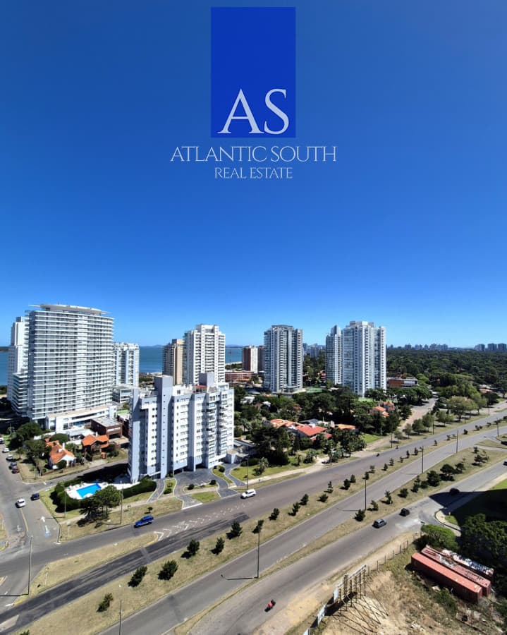 Apartamento de 2 dormitorios en suite+toilette terraza parrillero propio garage piscinas gastos razonables Playa Mansa Punta del Este