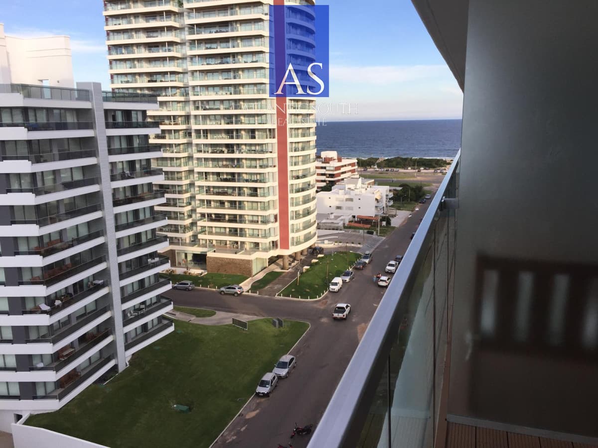 Apartamento 2 domritorios moderno en piso alto con excelentes servicios Playa Brava Punta del Este