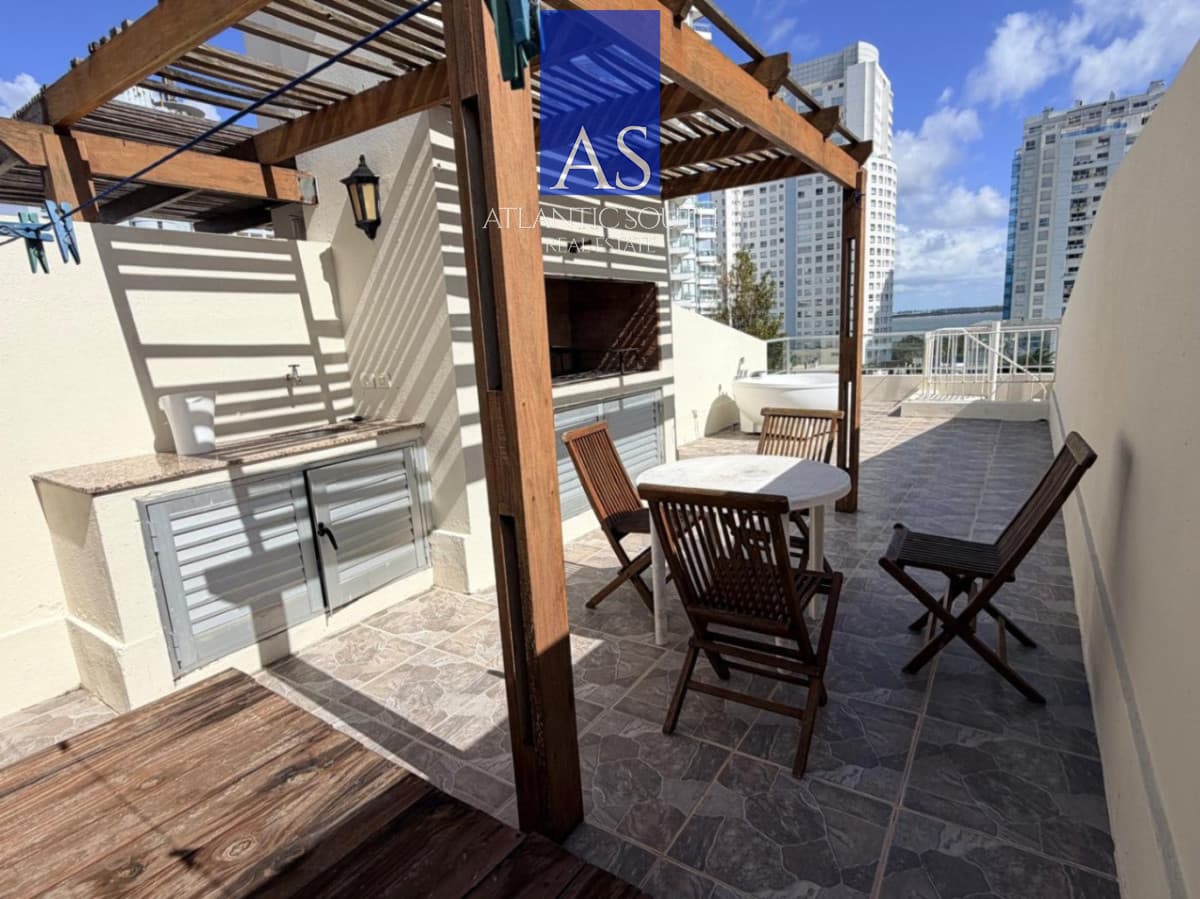 Penthouse monoambiente con terraza propia y vista al mar en playa mansa