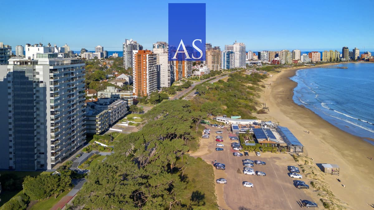 Planta de categoría 3 dormitorios + dependencia parrillero propio frente al mar Punta del Este