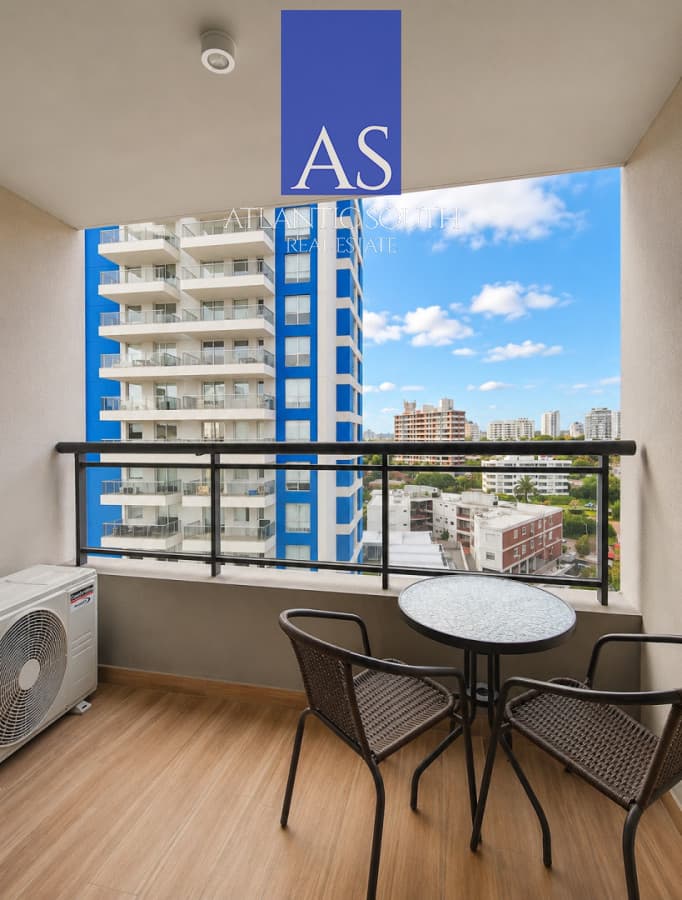 Moderno apartamento de 2 dormitorios en Torre con todos los servicios, a pasos del mar y delos principales atractivos de Punta del Este.Alquiler anual