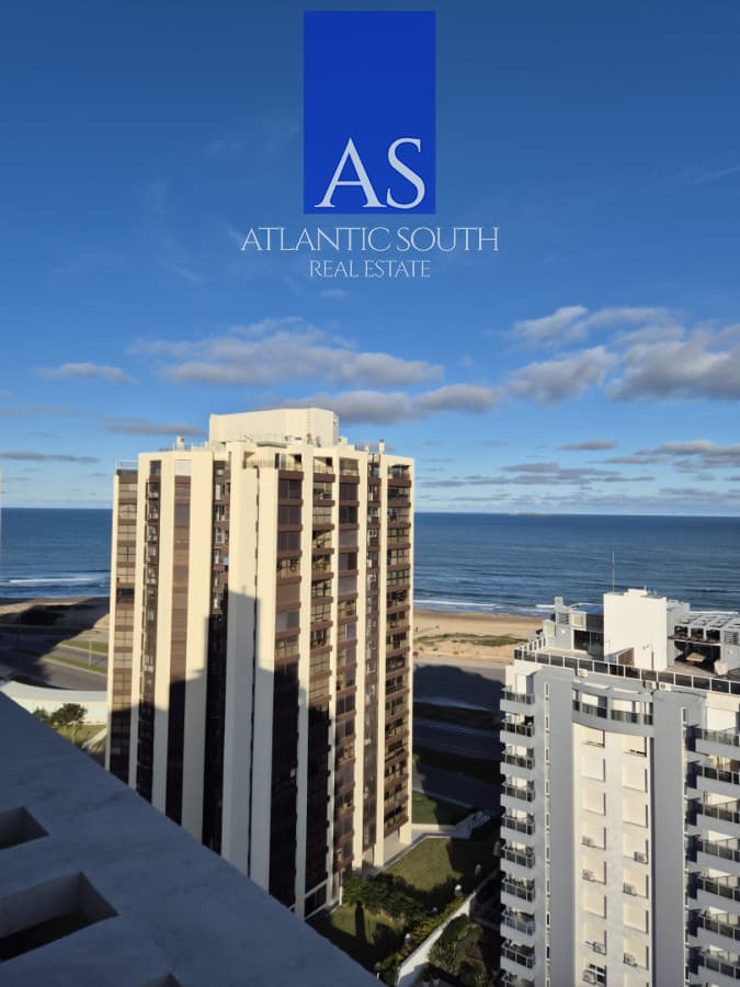 Apartamento de 2 dormitorios piso alto en Torre moderna con privilegiada ubicación espectacular vistas abiertas hacia todo Punta del Este.