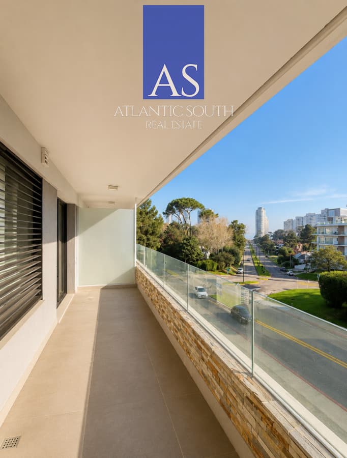 Apartamento 1 dormitorio moderno cochera y terraza cercano al mar Playa Mansa Punta del Este