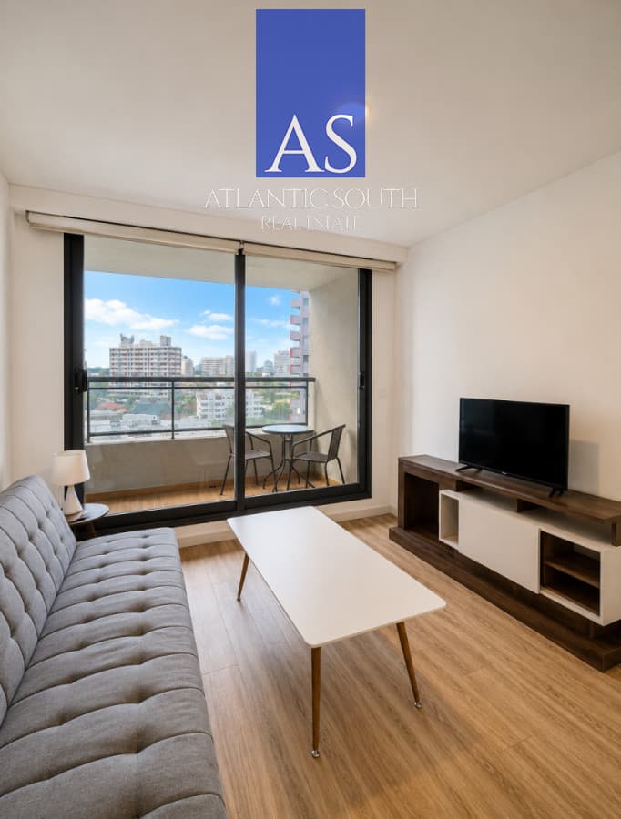 Moderno apartamento de 2 dormitorios en Torre con todos los servicios, a pasos del mar y delos principales atractivos de Punta del Este.Alquiler anual