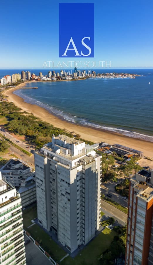 Planta de categoría 3 dormitorios + dependencia parrillero propio frente al mar Punta del Este