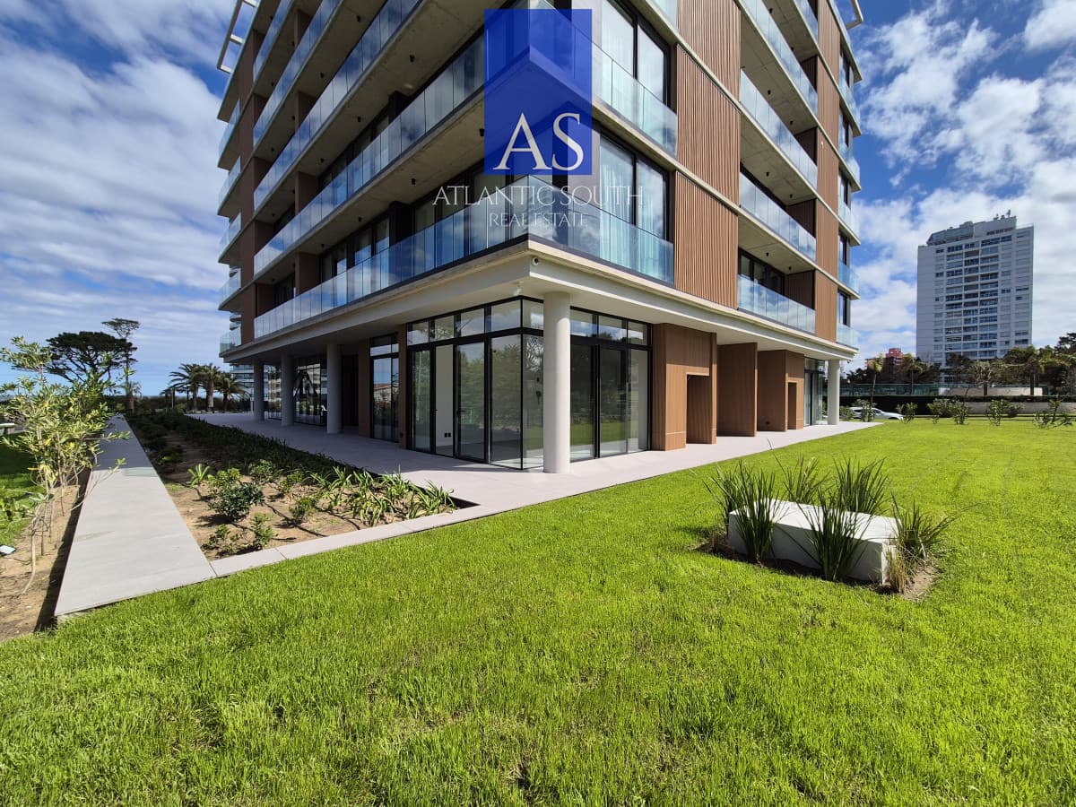 Apartamento tipo casa de 2 dormitorios a estrenar con gran terraza y jardín Playa Mansa Punta del Este