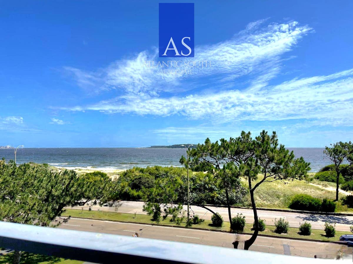 Loft monoambiente reciclado frente al mar con terraza y cochera Playa Mansa Punta del Este