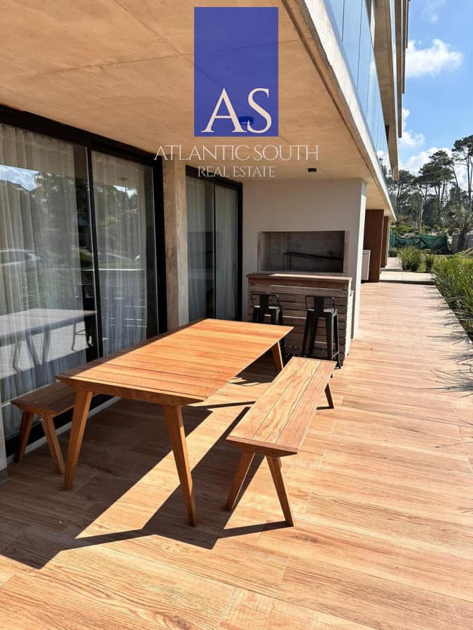 Apartamento 3 dormitorios con parrillero a estrenar garage primera linea Playa Mansa Pinares