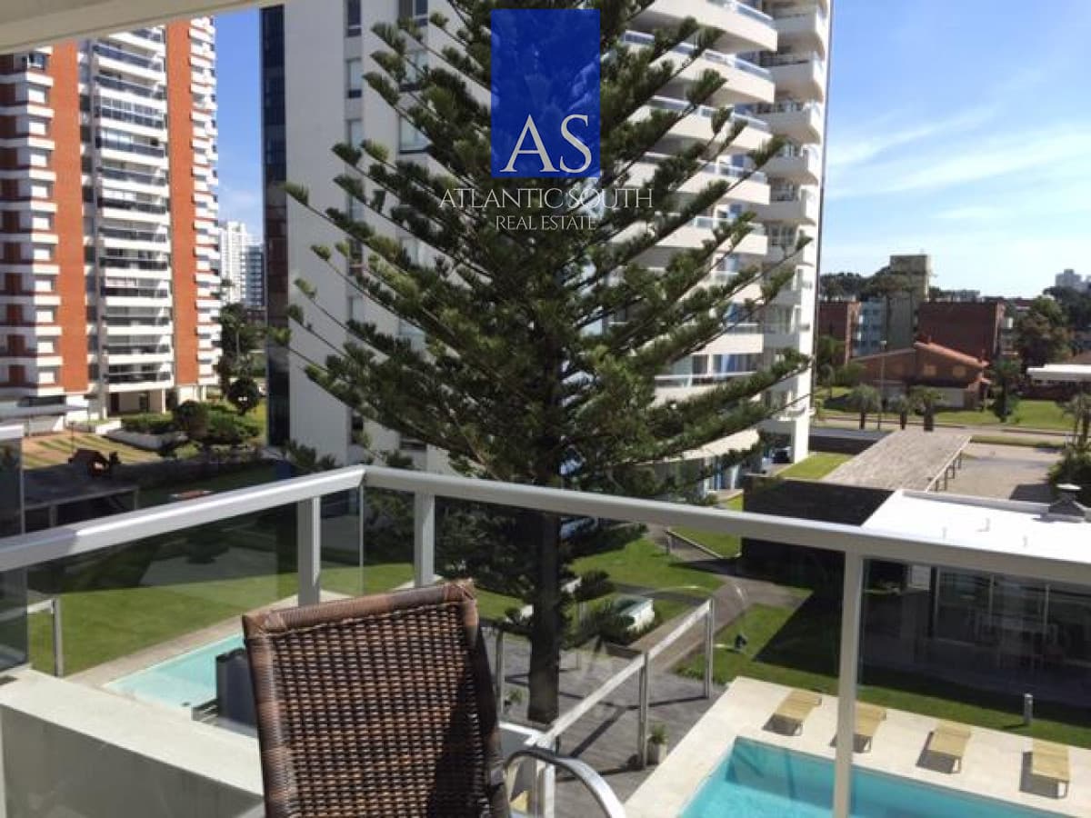 Apartamento 2 dormitorios a pasos del mar en excelente torre Playa BRava Punta del Este