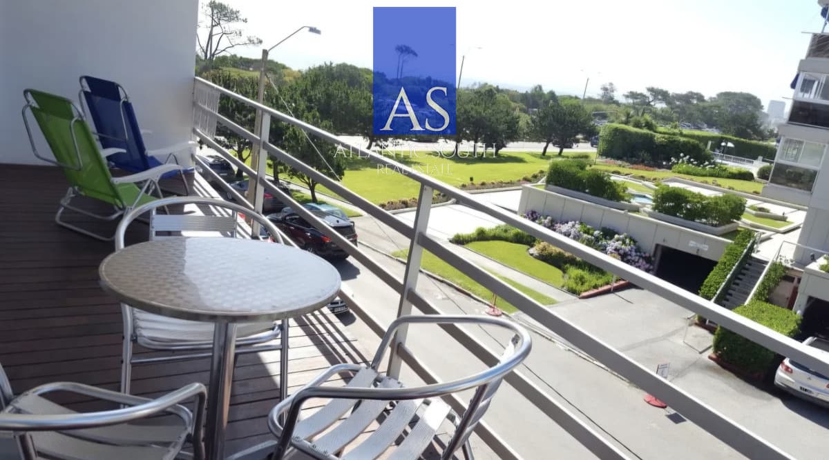 Apartamento 2 dormitorios terraza cochera vista al mar Playa Mansa Punta del Este