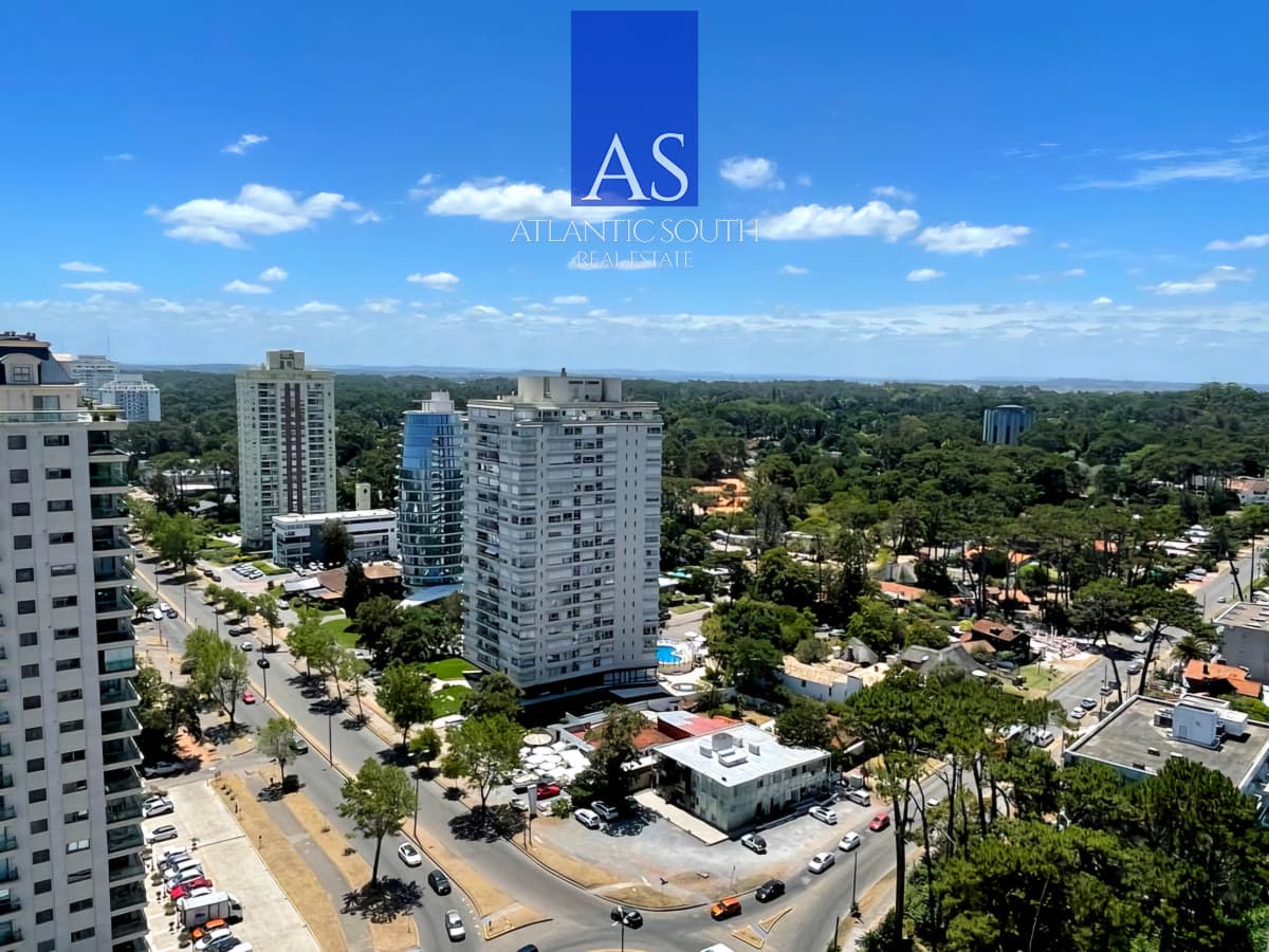 Apartamento mdoerno 2 dormitorios piso alto garage servicios bajos gastos Punta del Este