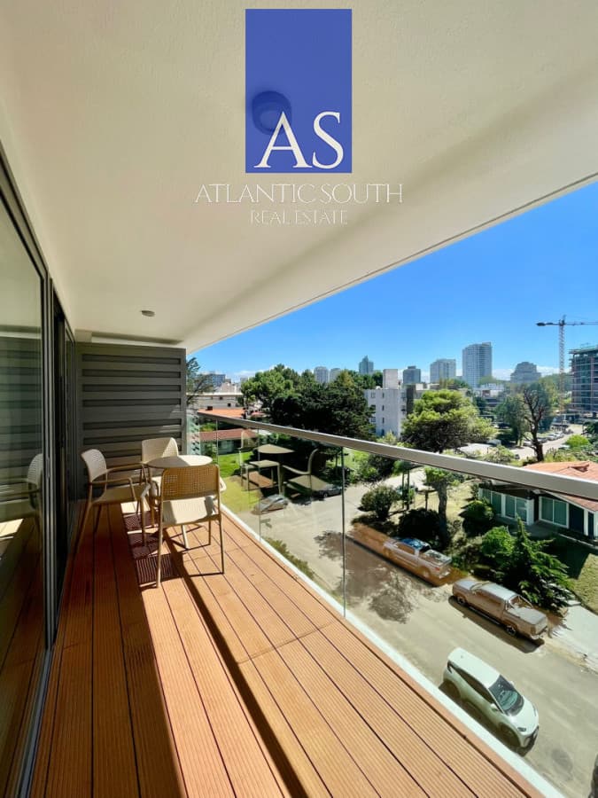 Oportunidad 1 dormitorio y medio con vista, balcón y servicios en Aidy Grill Punta del Este