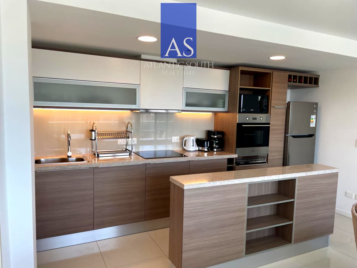 Apartamento mdoerno 2 dormitorios piso alto garage servicios bajos gastos Punta del Este