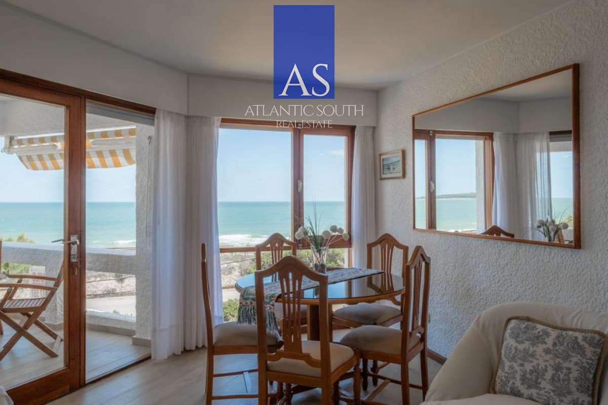Apartamento reciclado de 2 dormitorios en primera línea de Playa Mansa con vista panorámica al mar