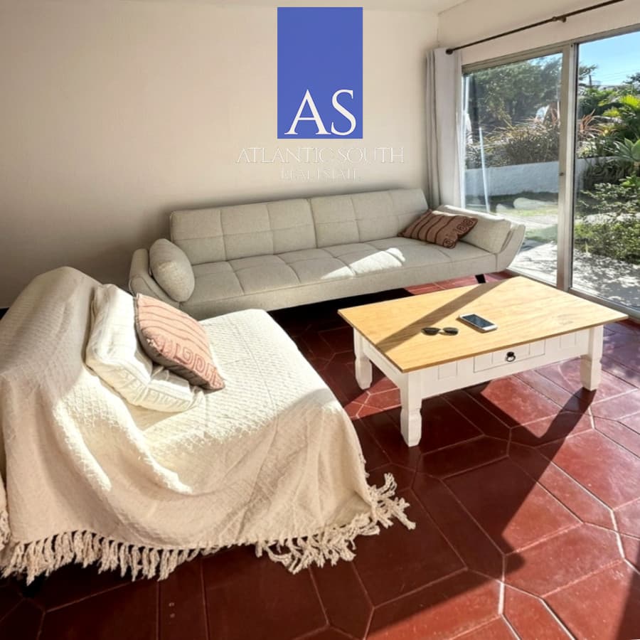 Apartamento de 2 dormitorios, patio con barbacoa y cochera techada en Punta del Este