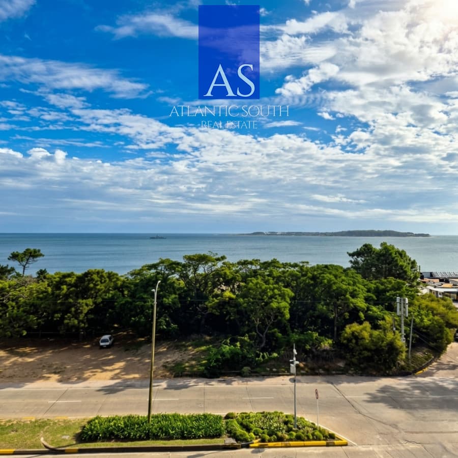 Apartamento reciclado frente al mar Playa Mansa 3 dormitorios terraza con barbacoa uso exclusivo y vista el mar Punta del Este
