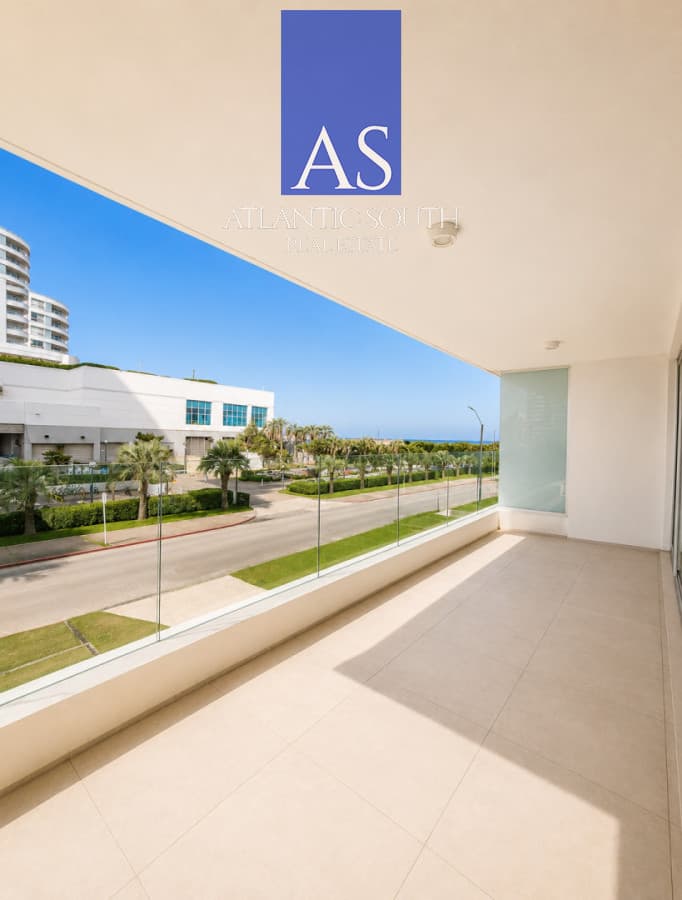 Apartamento moderno esquinero frente al Conrad 2 dormitorios garage vista parcial al mar Playa Mansa Punta del Este