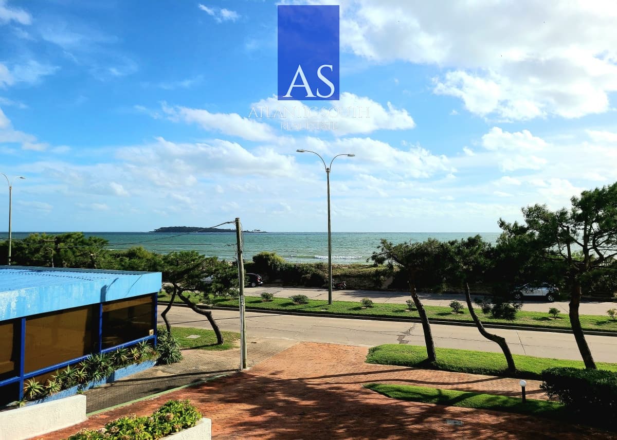 Alquiler anual Apartamento 2 dormitorios frente al mar Mansa espectacular terraza con vista