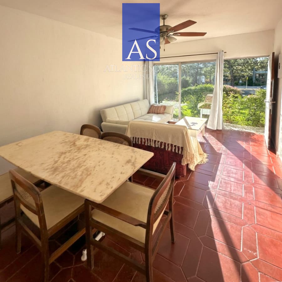 Apartamento de 2 dormitorios, patio con barbacoa y cochera techada en Punta del Este