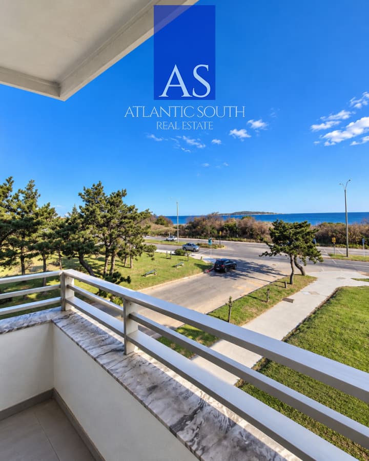 Apartamento de 4 dormitorios con vista al mar cochera Playa Mansa Punta del Este