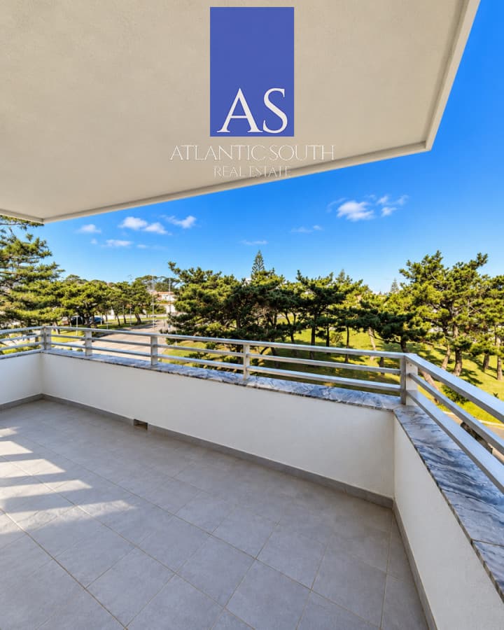 Apartamento de 4 dormitorios con vista al mar cochera Playa Mansa Punta del Este