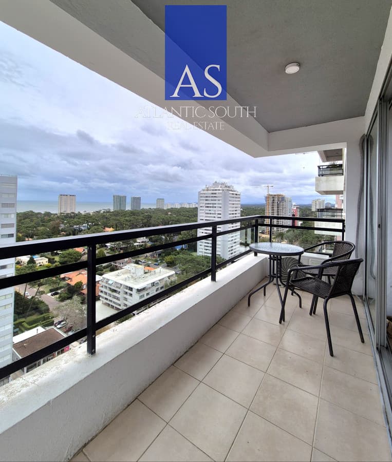 Oportunidad apartamento moderno piso alto 3 dormitorios 2 baños terraza con vista al mar garage venta Punta del Este Jardines del Country
