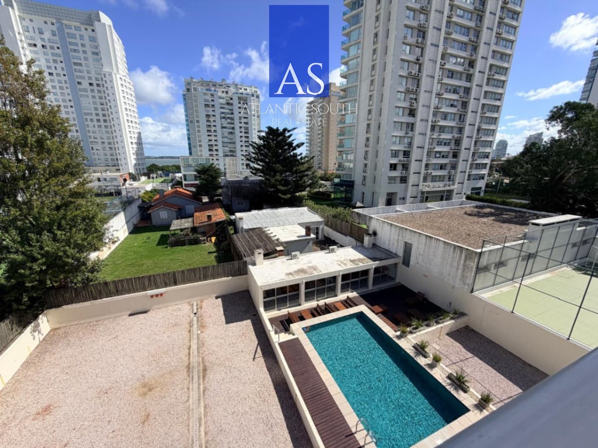 Penthouse monoambiente con terraza propia y vista al mar en playa mansa