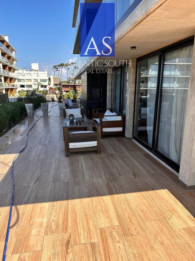 Apartamento 3 dormitorios con parrillero a estrenar garage primera linea Playa Mansa Pinares