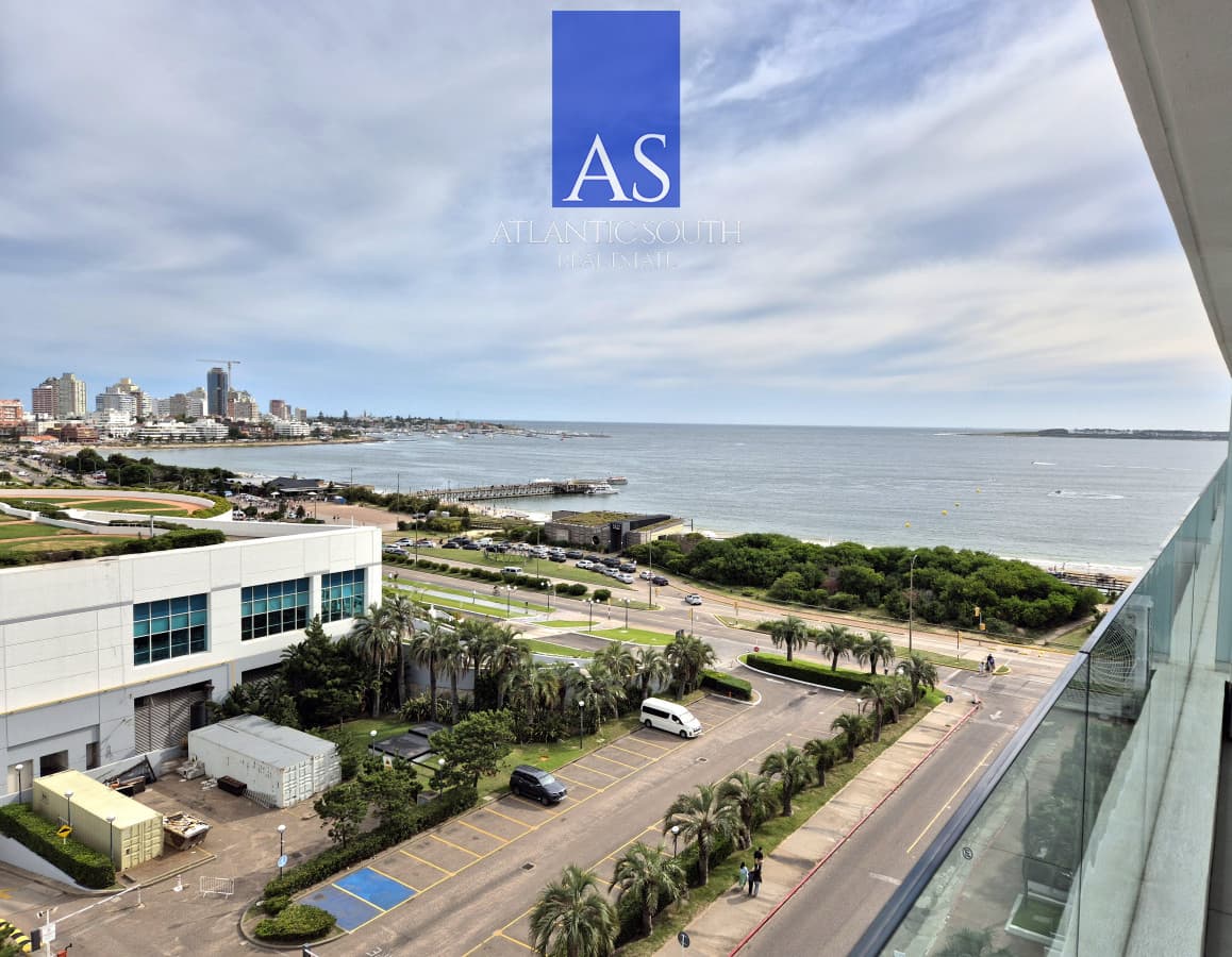 Apartamento a estrenar amoblado piso alto 1 dormitorio frente a Enjoy vista al mar terraza y garage Playa Mansa Punta del Este