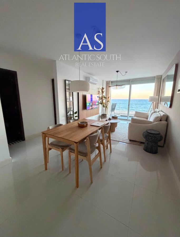 Apartamento moderno con vista al mar de 2 dormitorios primera línea Playa Mansa con servicios